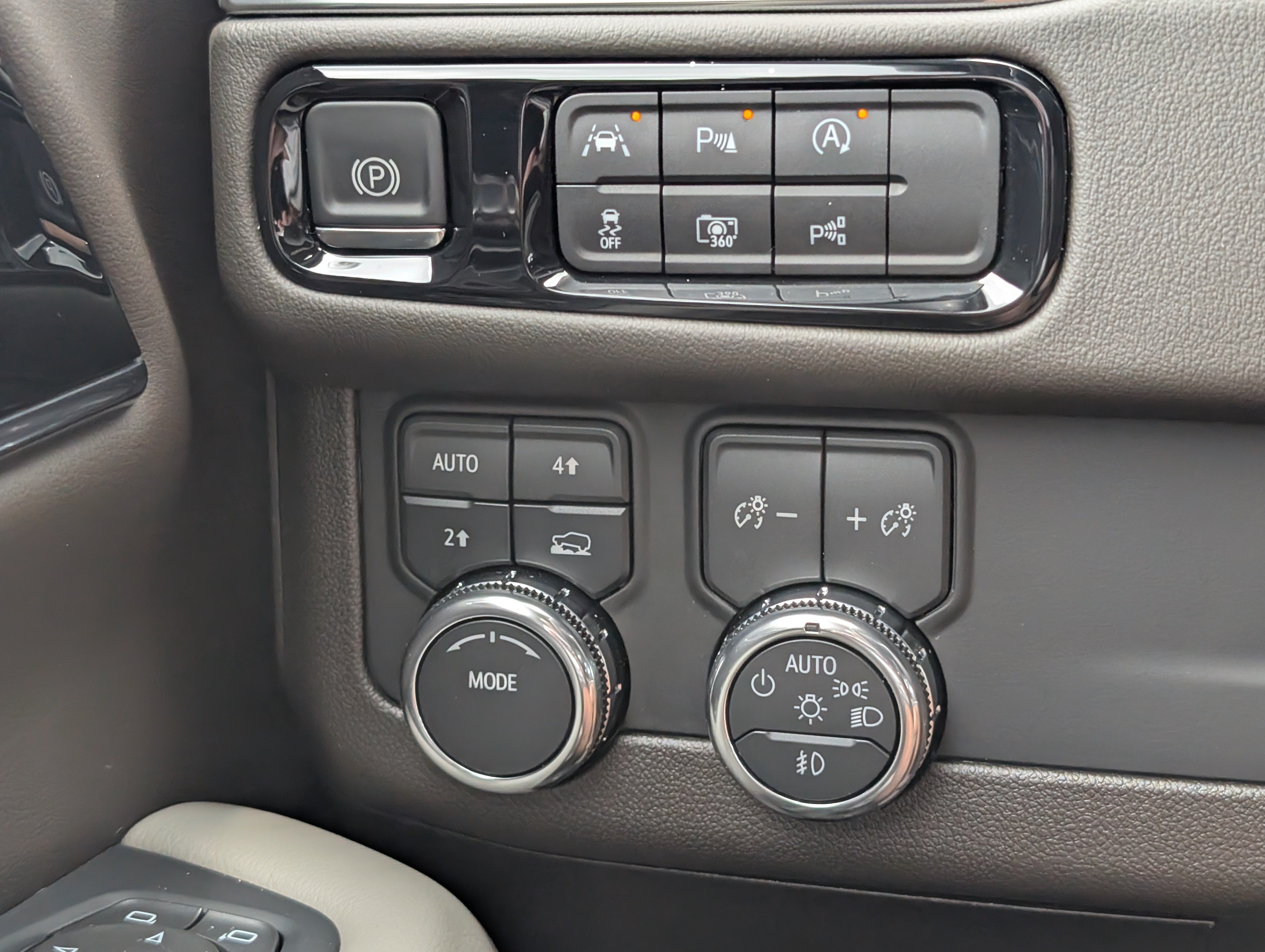 Used 2025 GMC Yukon XL Elevation w/ LPO, Illumination Package AWD/4WD image 25