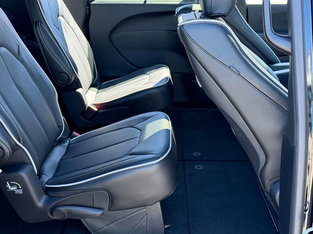 New 2026 Chrysler Pacifica Limited AWD/4WD image 19