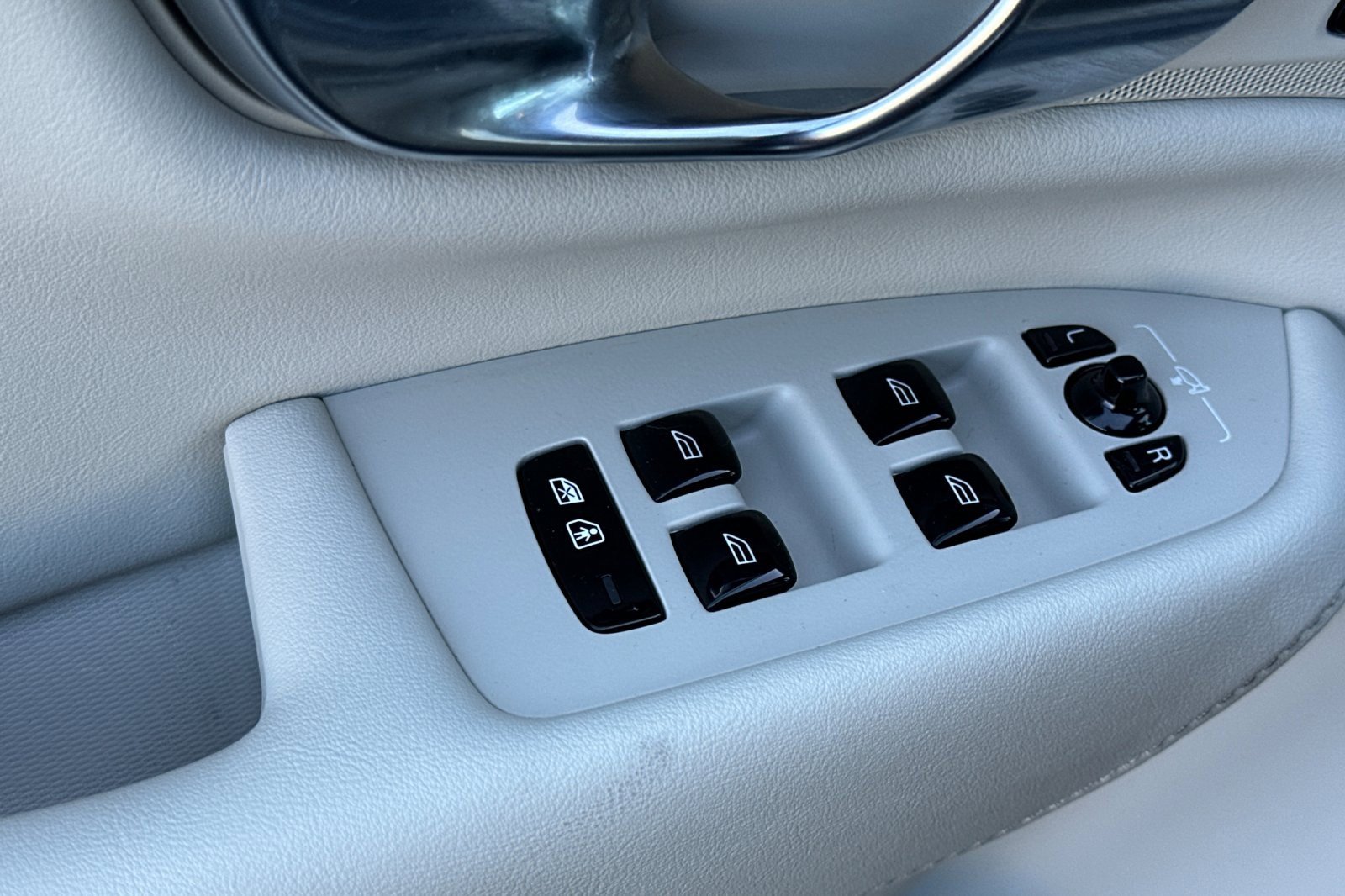 Used 2025 Volvo XC90 B6 Ultra image 11