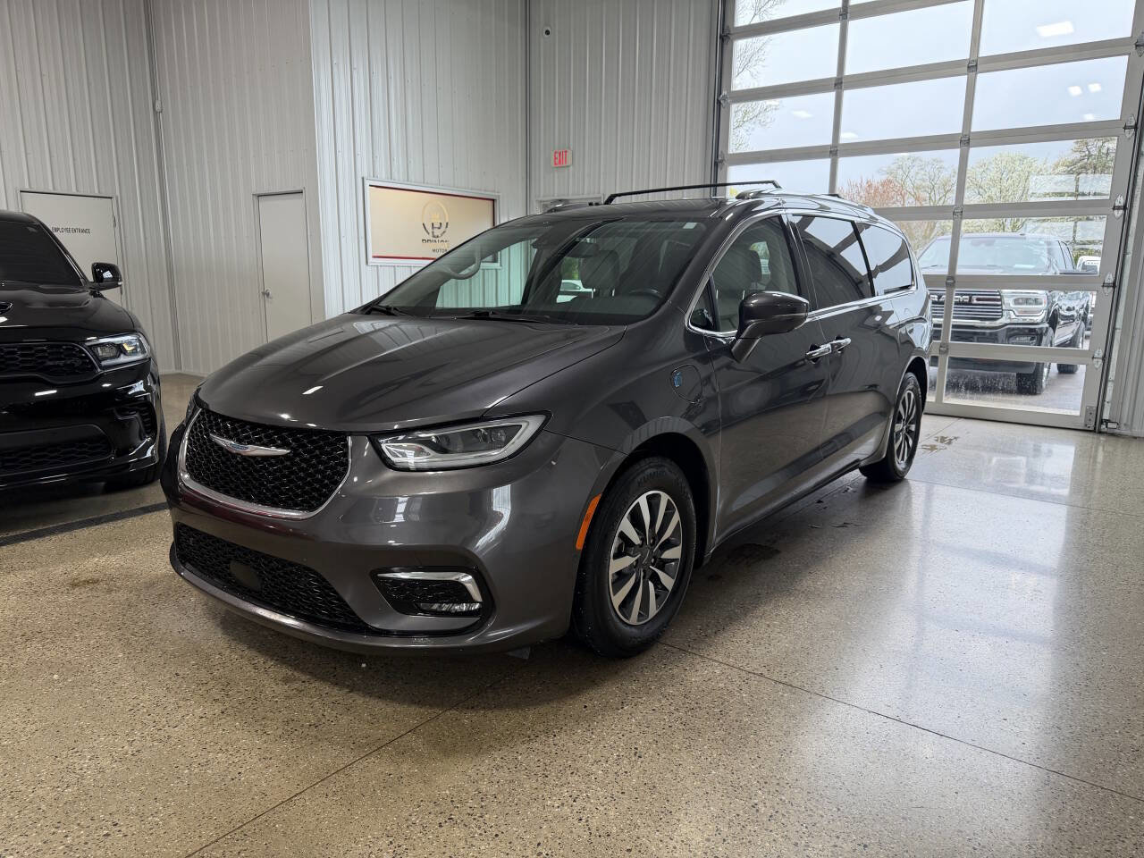 Used 2021 Chrysler Pacifica Touring-L FWD image 2