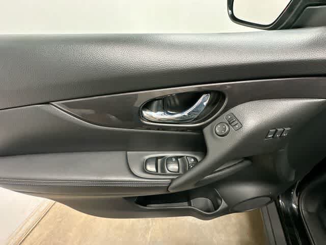 Used 2019 Nissan Rogue SV w/ Premium Package AWD/4WD image 18