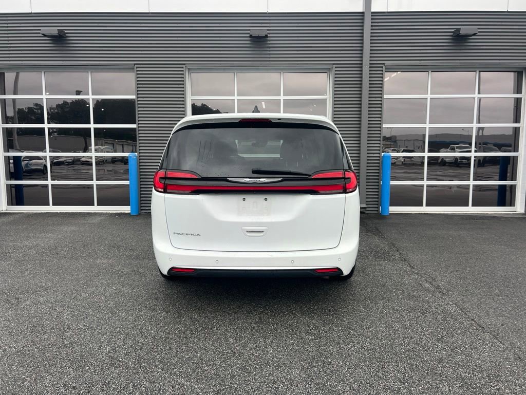 Used 2023 Chrysler Pacifica Touring-L FWD image 1