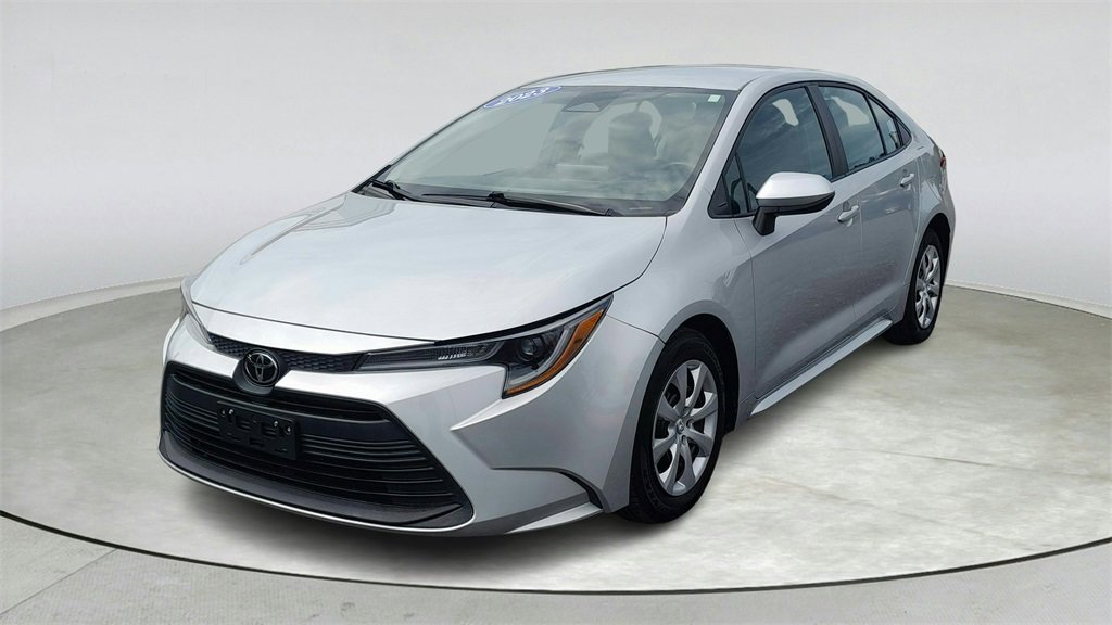 Used 2023 Toyota Corolla LE image 3