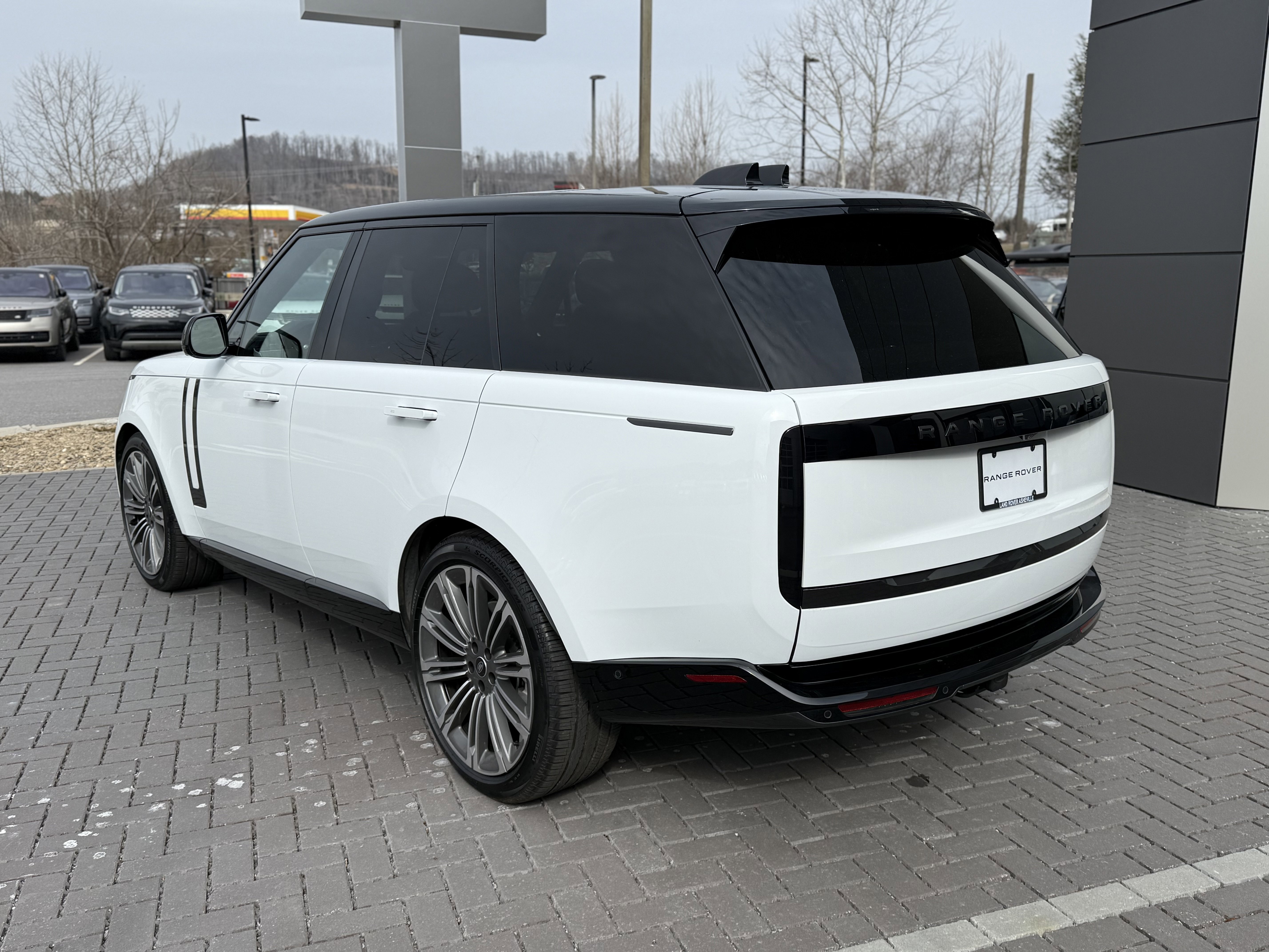 Certified 2025 Land Rover Range Rover SE image 8