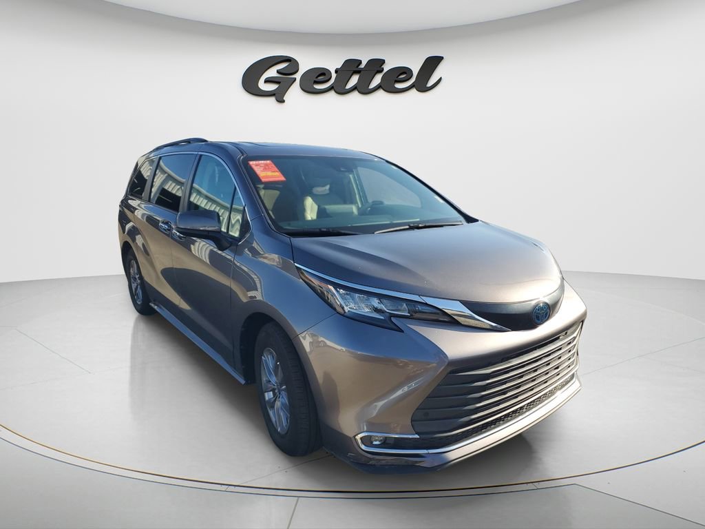 Used 2021 Toyota Sienna XLE w/ XLE Plus Package image 4