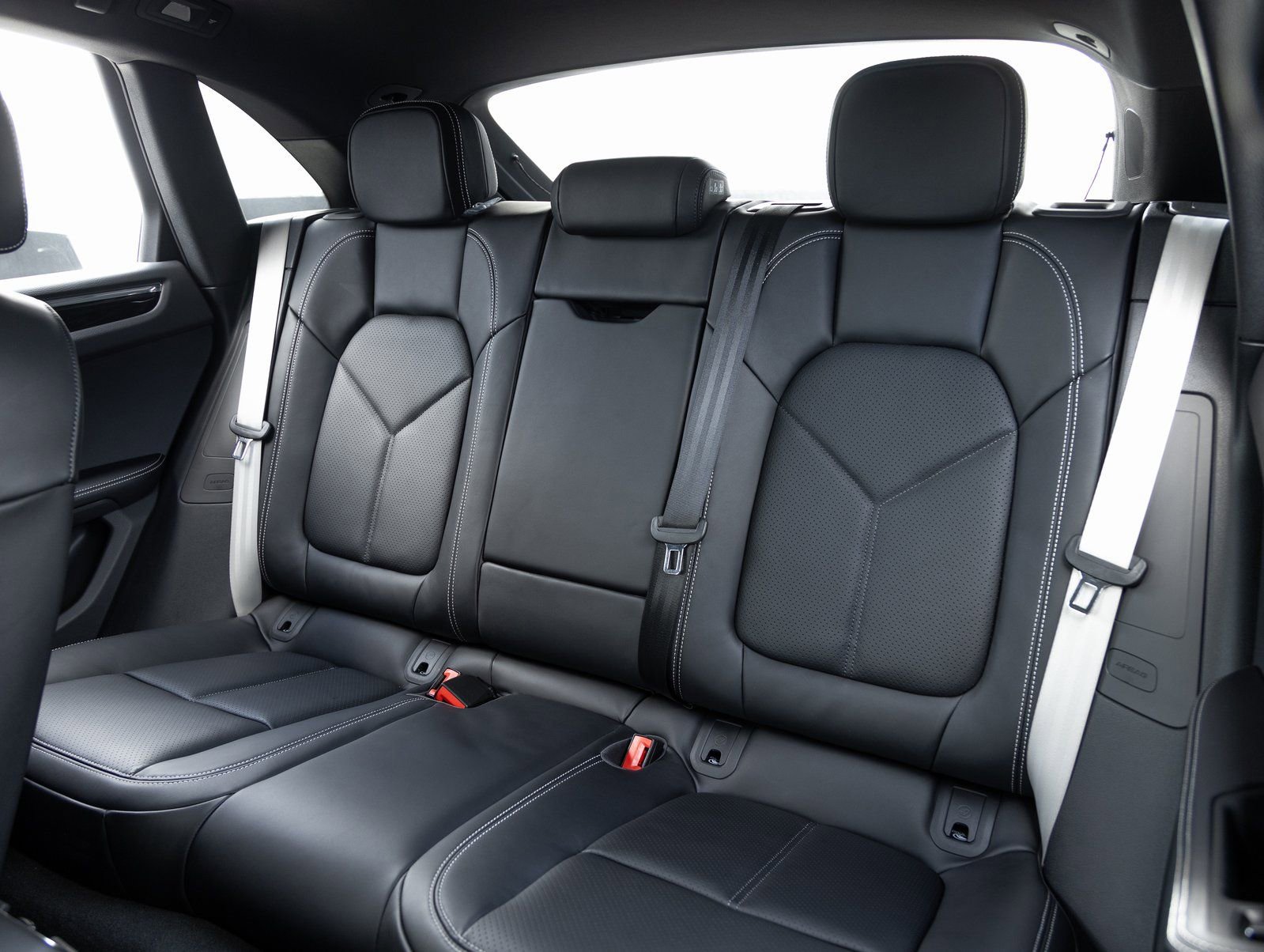 Certified 2025 Porsche Macan image 27