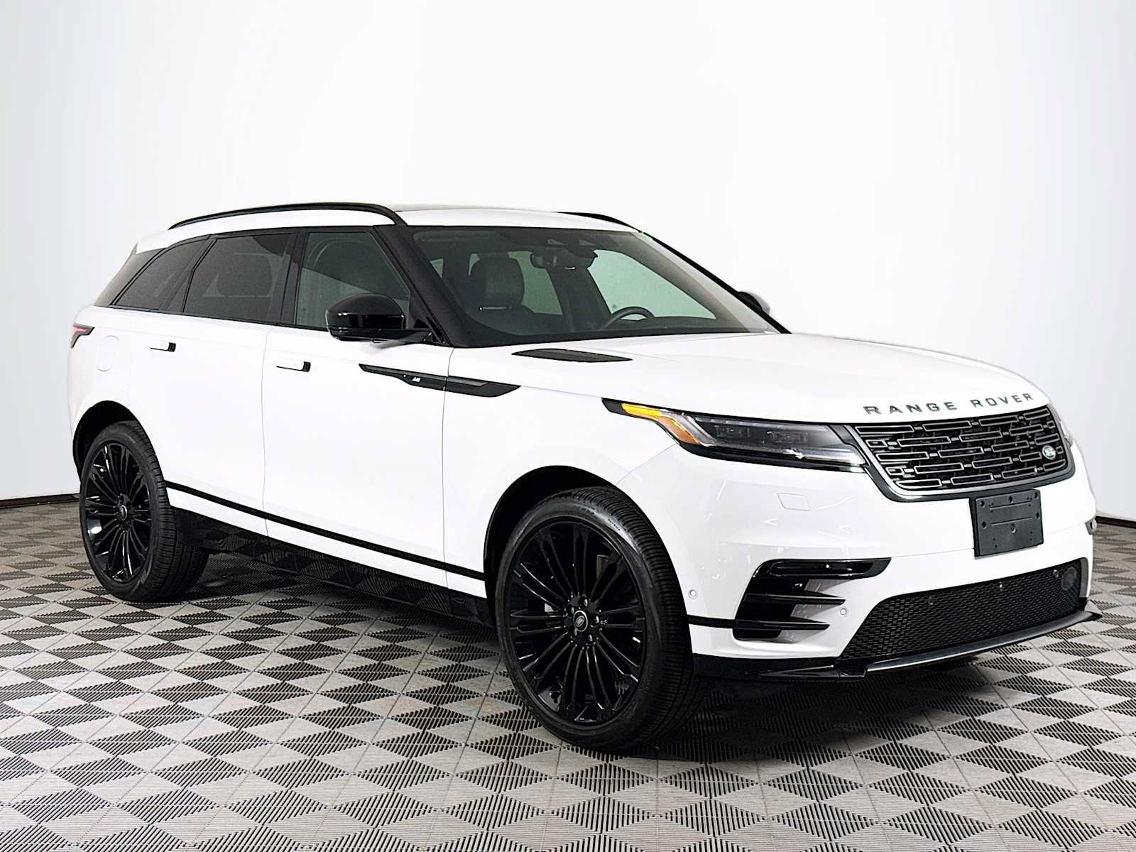 Used 2026 Land Rover Range Rover Velar Dynamic SE AWD/4WD image 3