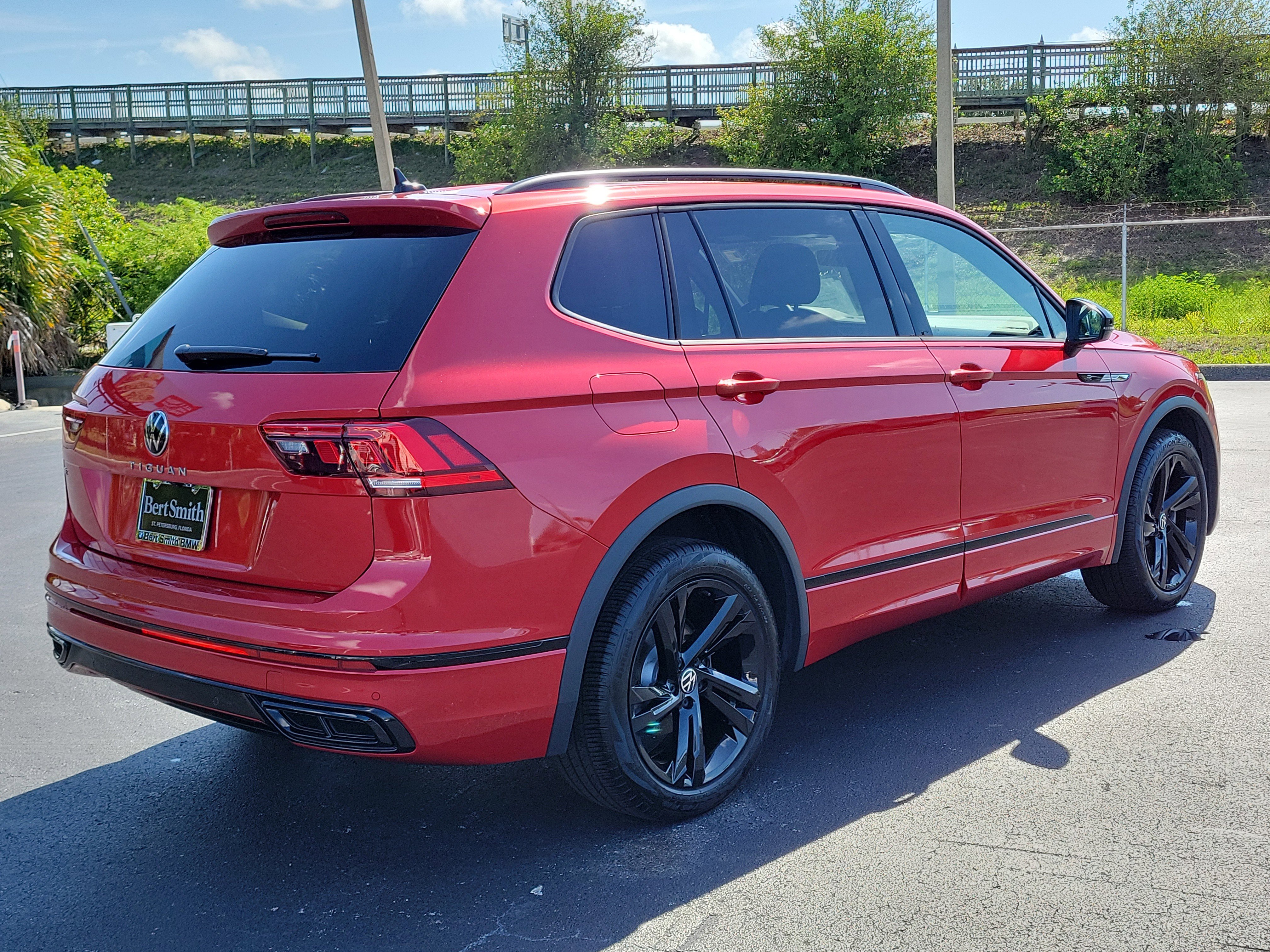 Used 2024 Volkswagen Tiguan SE R-Line FWD image 3
