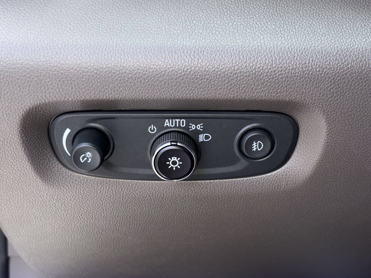 Used 2020 Chevrolet Traverse LT w/ LT Premium Package FWD image 16