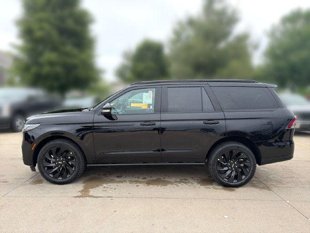 New 2026 Lincoln Navigator Reserve w/ Jet Appearance Package AWD/4WD image 10