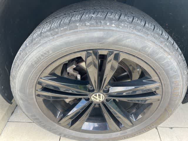 Used 2023 Volkswagen Atlas SEL R-Line AWD/4WD image 9