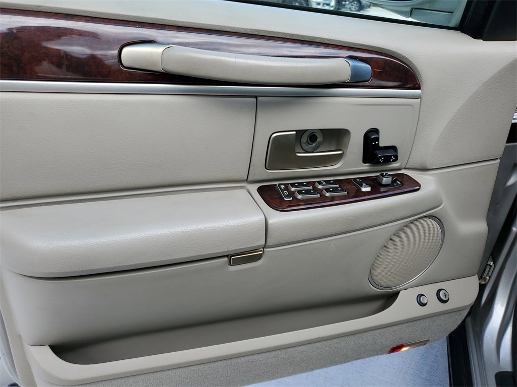 Used 2007 Lincoln Town Car Signature image 16