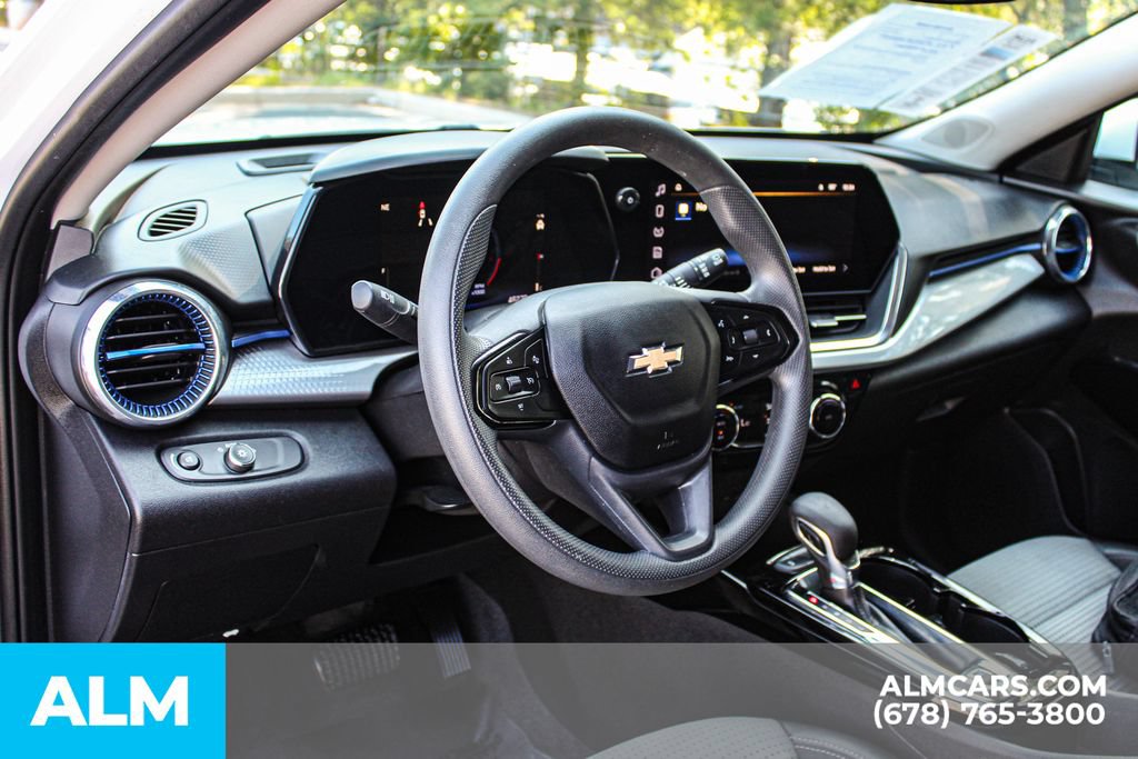 Used 2025 Chevrolet Trax LT FWD image 29