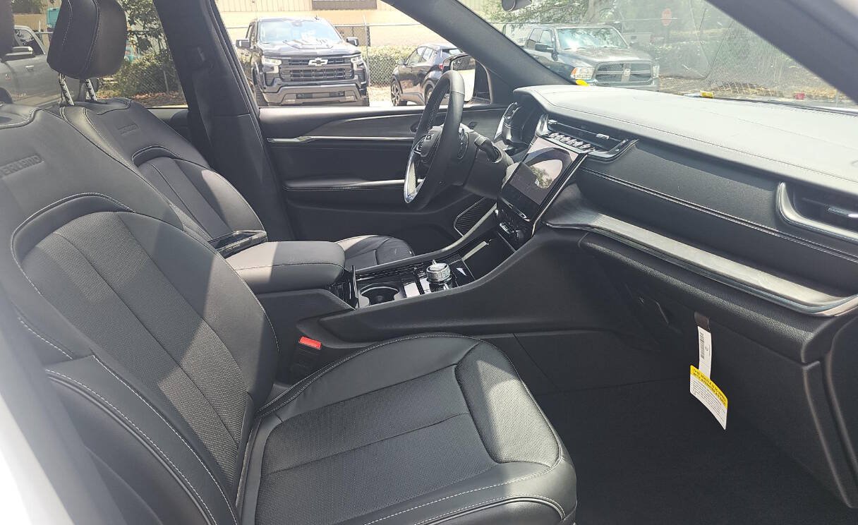 Used 2024 Jeep Grand Cherokee Overland AWD/4WD image 13