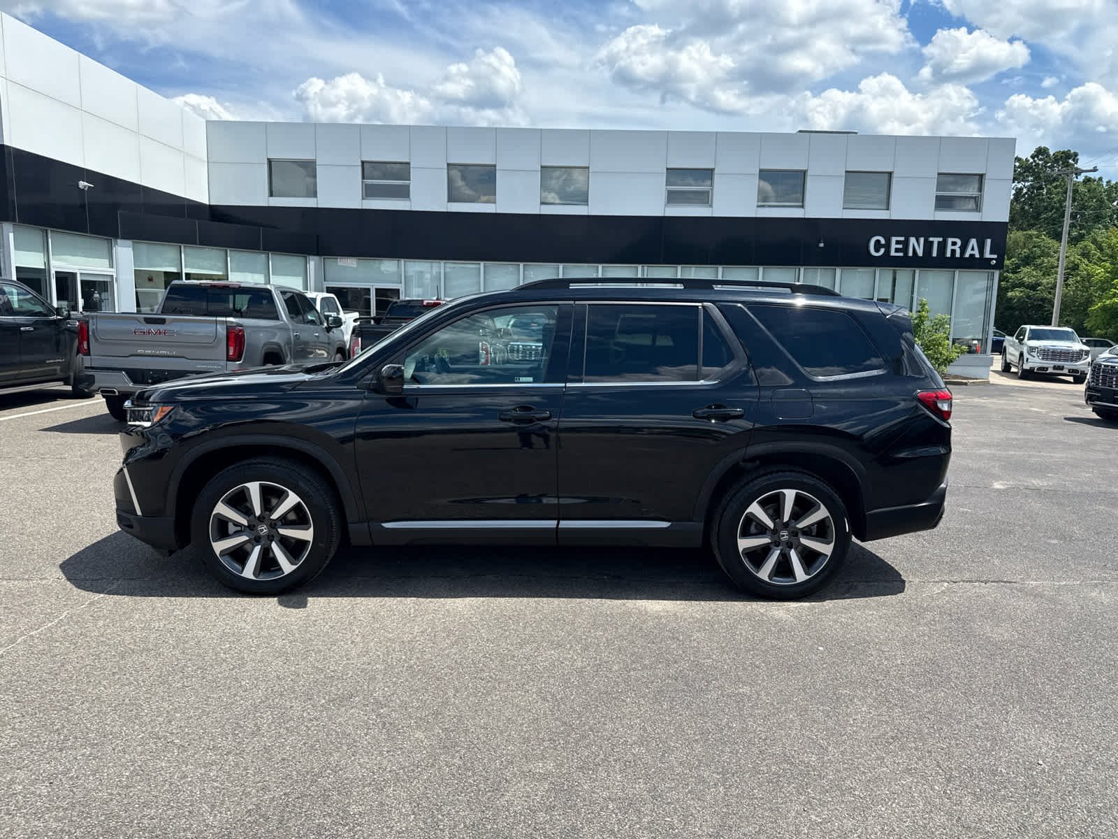 Used 2025 Honda Pilot Touring image 2