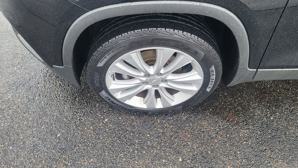 Used 2020 Chevrolet Trax Premier w/ LPO, Cargo Package image 6