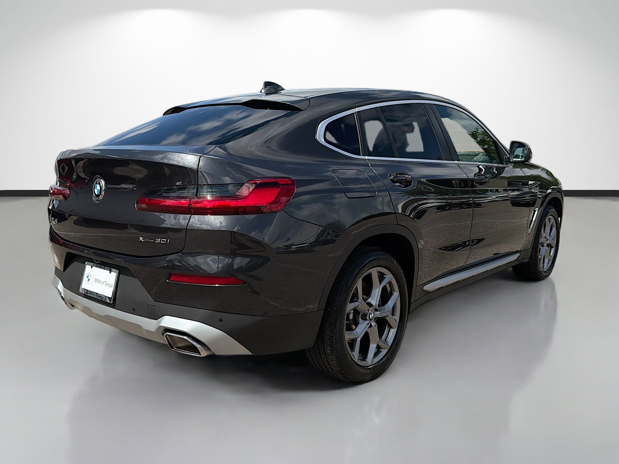 Used 2025 BMW X4 xDrive30i image 3