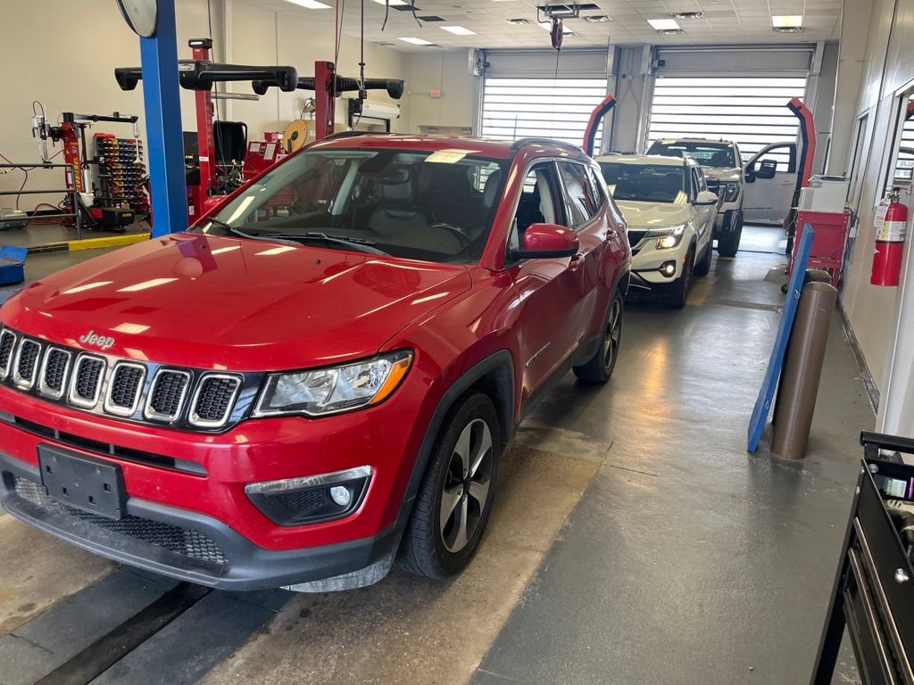 Used 2017 Jeep Compass Latitude w/ Cold Weather Group FWD image 3