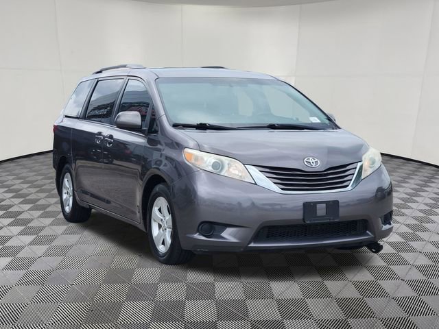 Used 2017 Toyota Sienna LE image 2