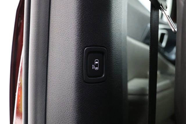 Used 2025 Kia Carnival FWD image 32