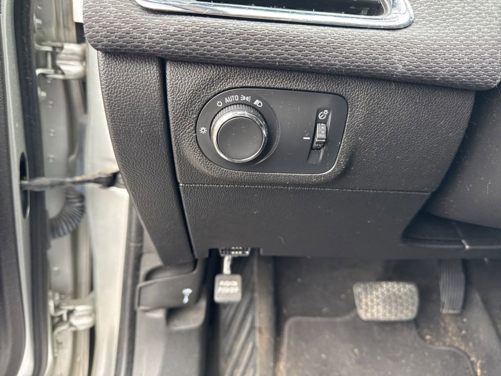 Used 2018 Chevrolet Cruze LT w/ Convenience Package FWD image 14