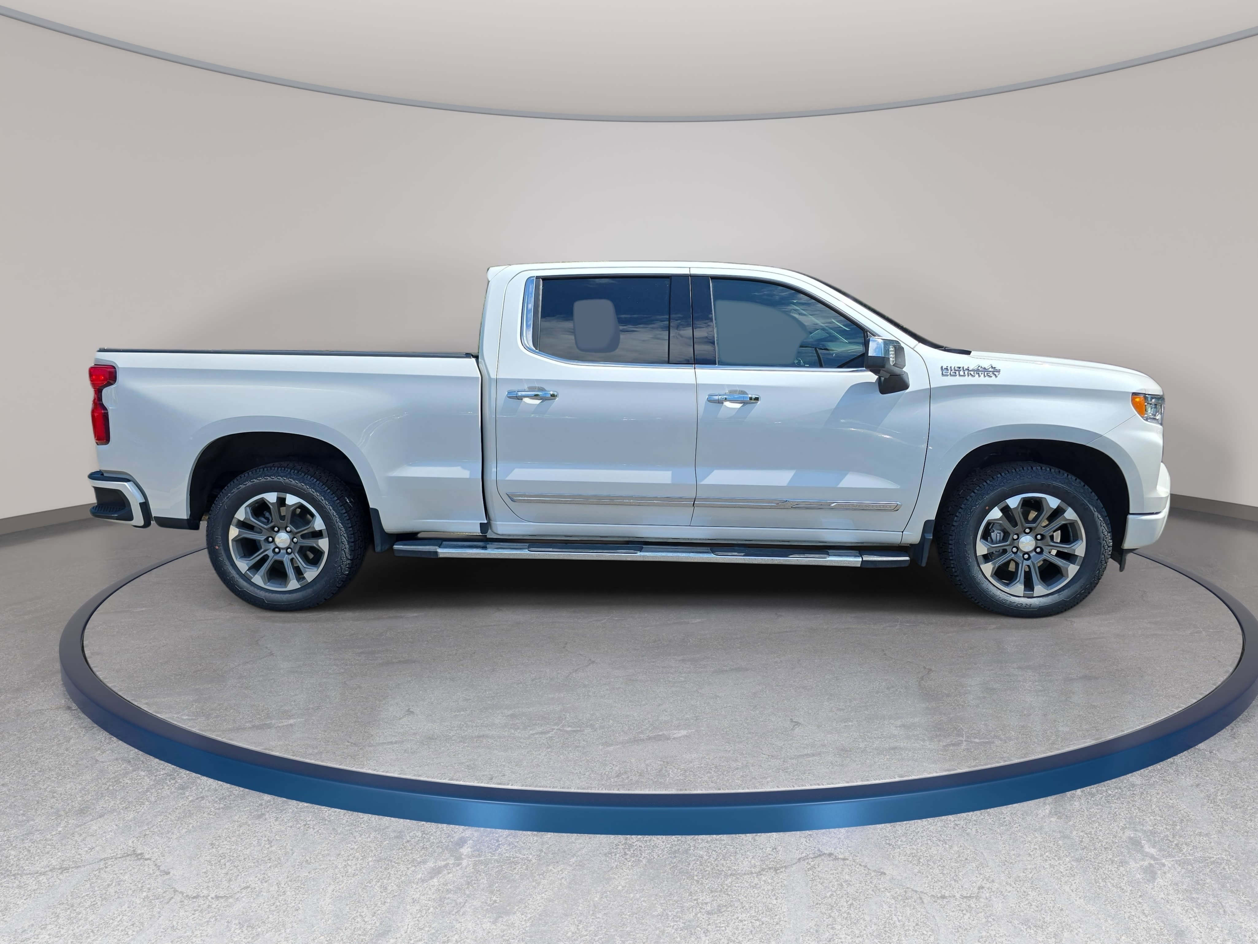 Used 2023 Chevrolet Silverado 1500 High Country w/ Z71 Off-Road Package AWD/4WD image 4