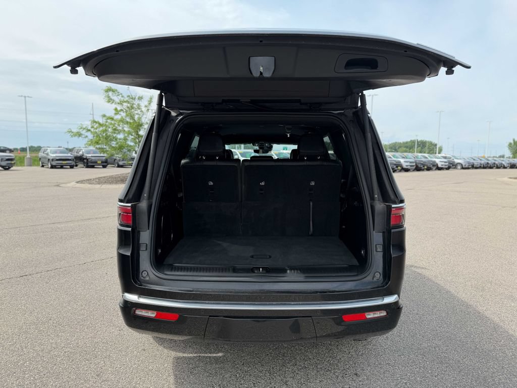 Used 2024 Jeep Wagoneer Series II w/ Flexible Seating Group AWD/4WD image 14