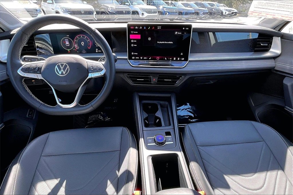Certified 2025 Volkswagen Tiguan SE image 3
