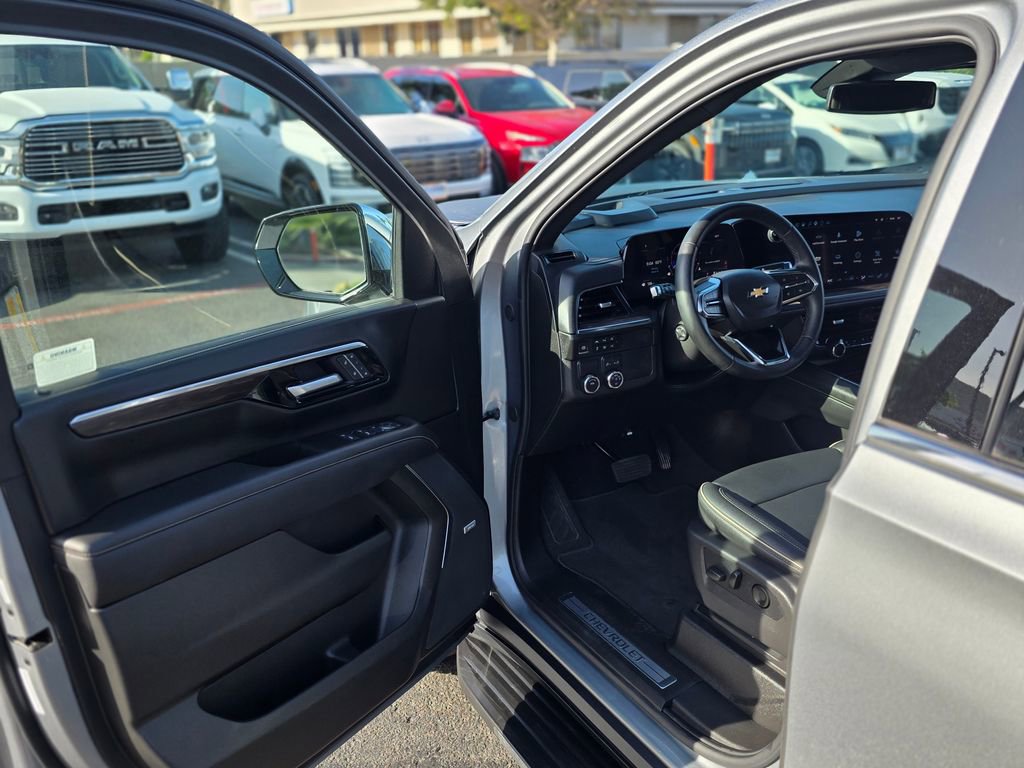 Used 2025 Chevrolet Suburban Premier image 37