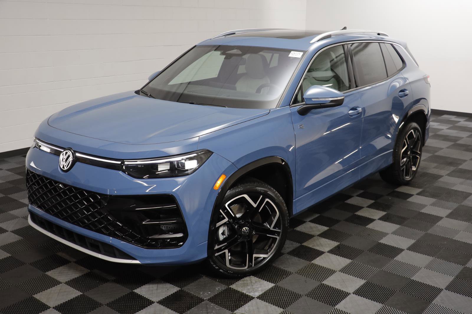 New 2026 Volkswagen Tiguan SEL R-Line image 2