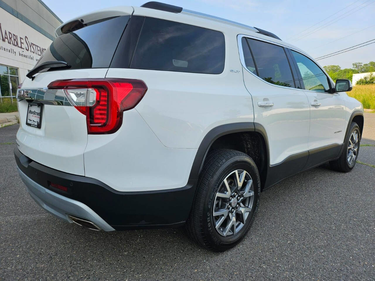 Used 2022 GMC Acadia SLT w/ LPO, Floor Liner Package image 5