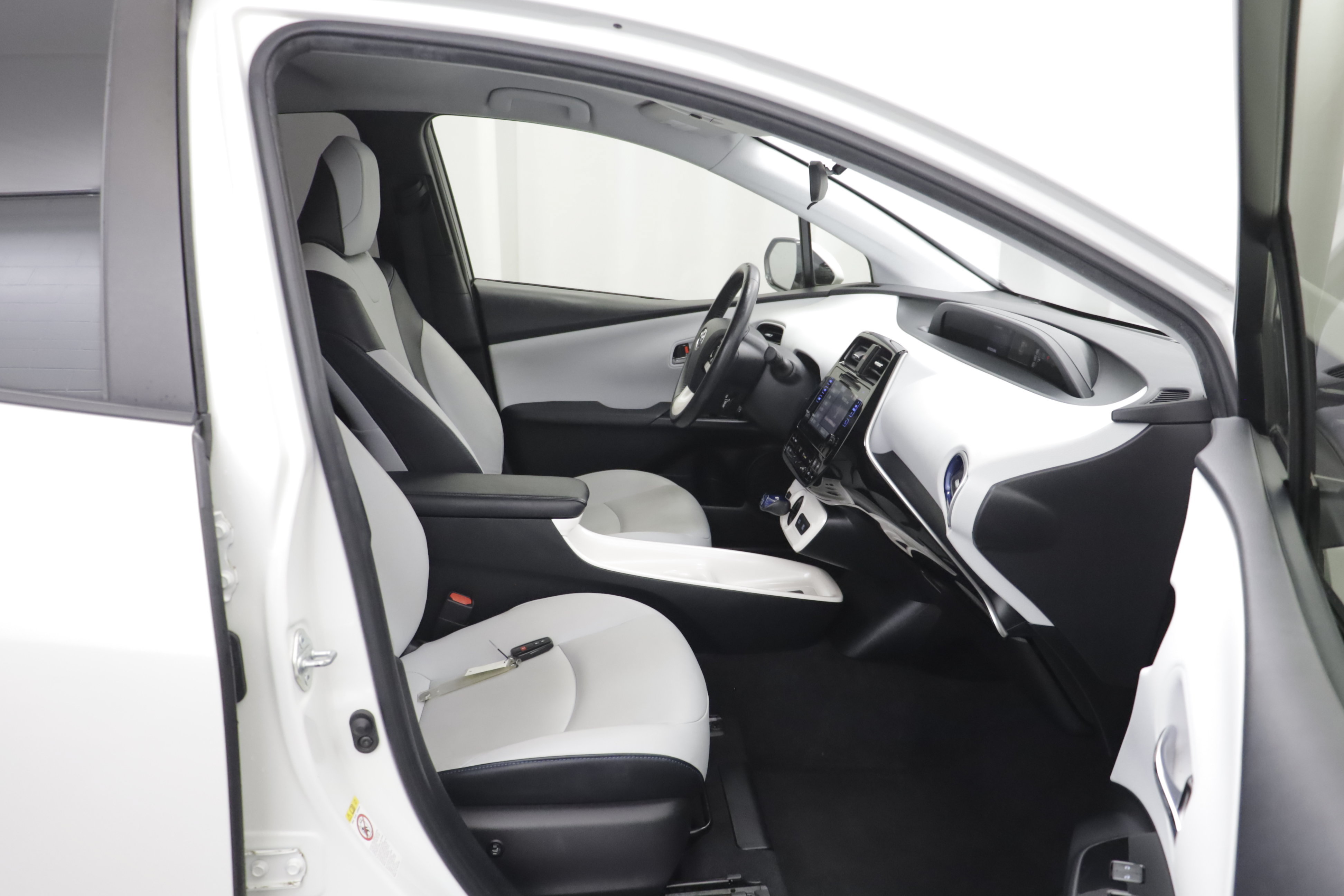 Used 2017 Toyota Prius Three Touring w/ Carpet Mat Package FWD image 17