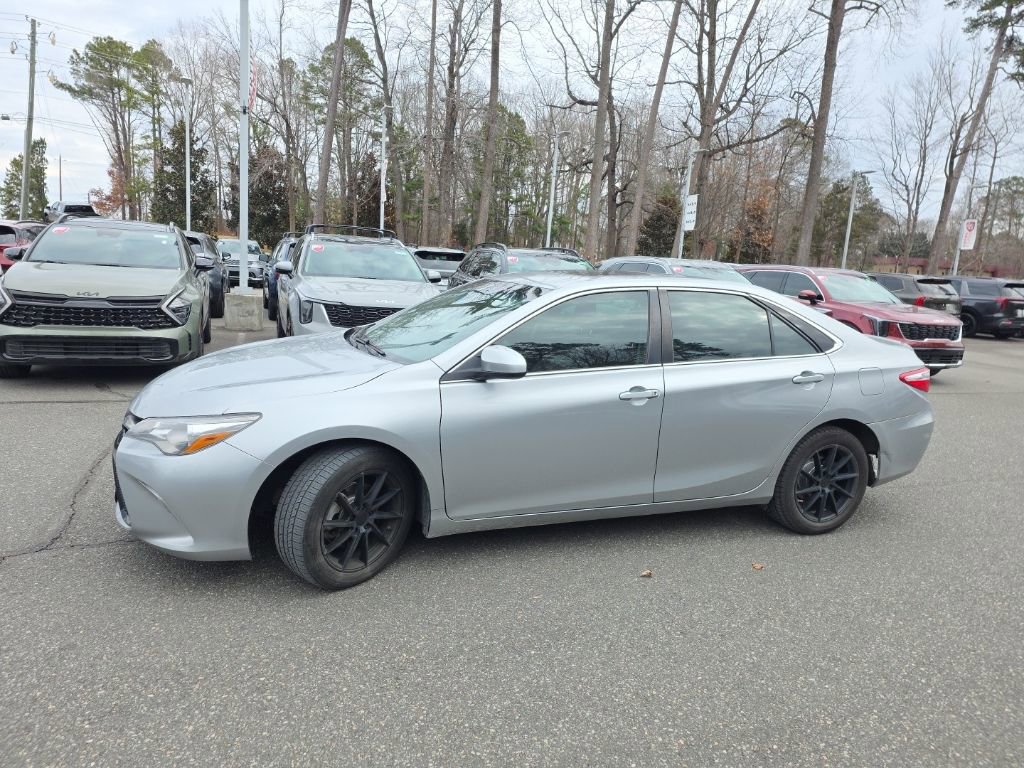 Used 2017 Toyota Camry SE image 2