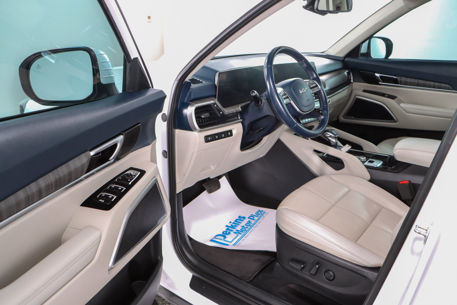 Used 2024 Kia Telluride EX w/ EX Captain's Chair Package image 3