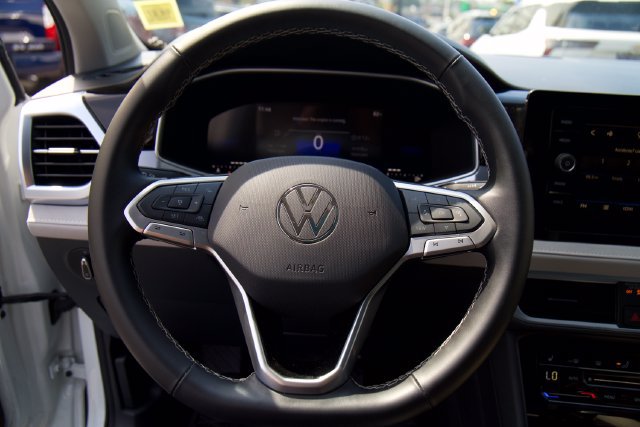 Used 2025 Volkswagen Taos SE w/ Panoramic Sunroof Package FWD image 17