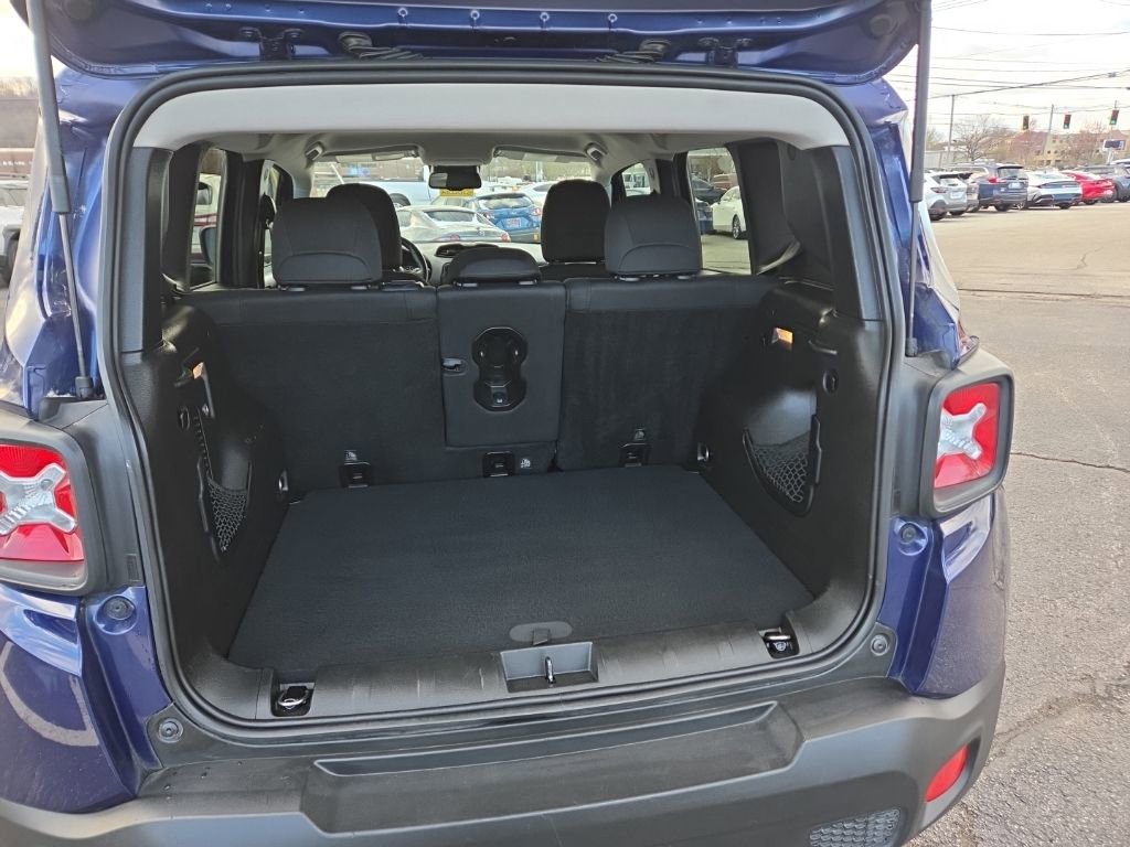 Used 2017 Jeep Renegade Latitude w/ Popular Equipment Group image 19