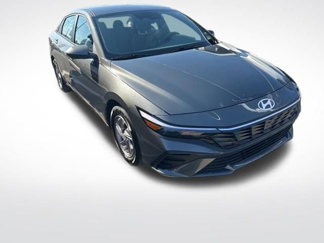 Certified 2025 Hyundai Elantra SE w/ Cargo Package image 9