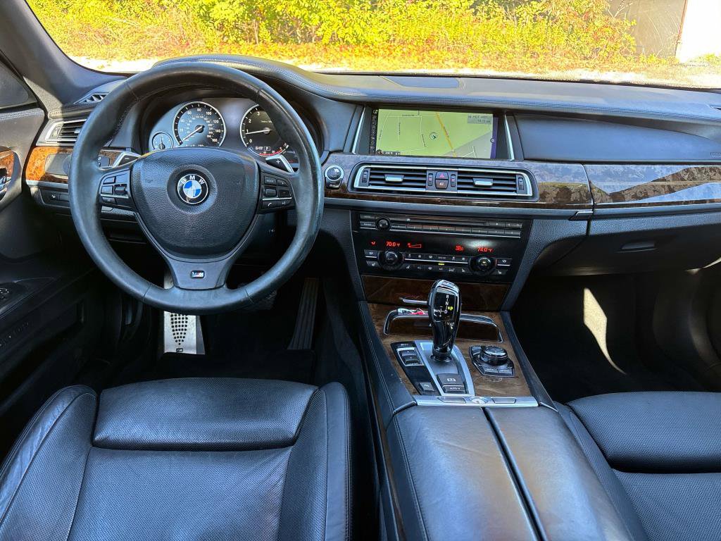 Used 2013 BMW 750i image 10