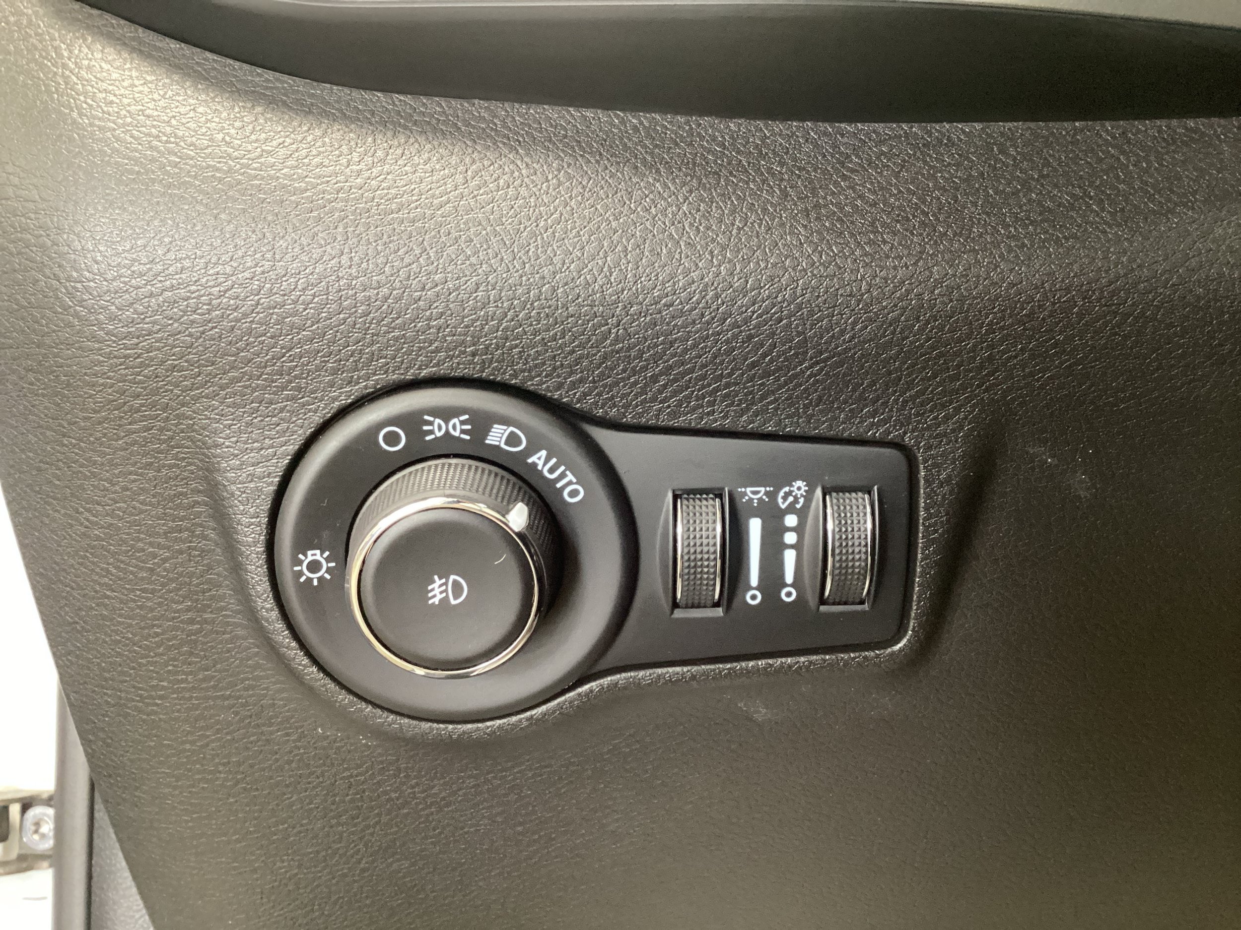 Used 2024 Jeep Compass Latitude w/ Sun and Sound Group AWD/4WD image 19