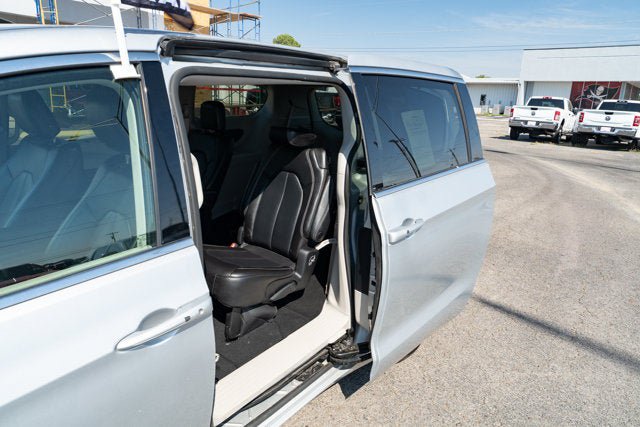Used 2023 Chrysler Pacifica Touring-L FWD image 13