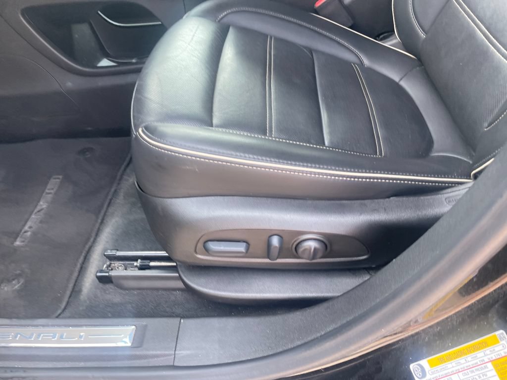Used 2022 GMC Acadia Denali w/ Denali Ultimate Package FWD image 9
