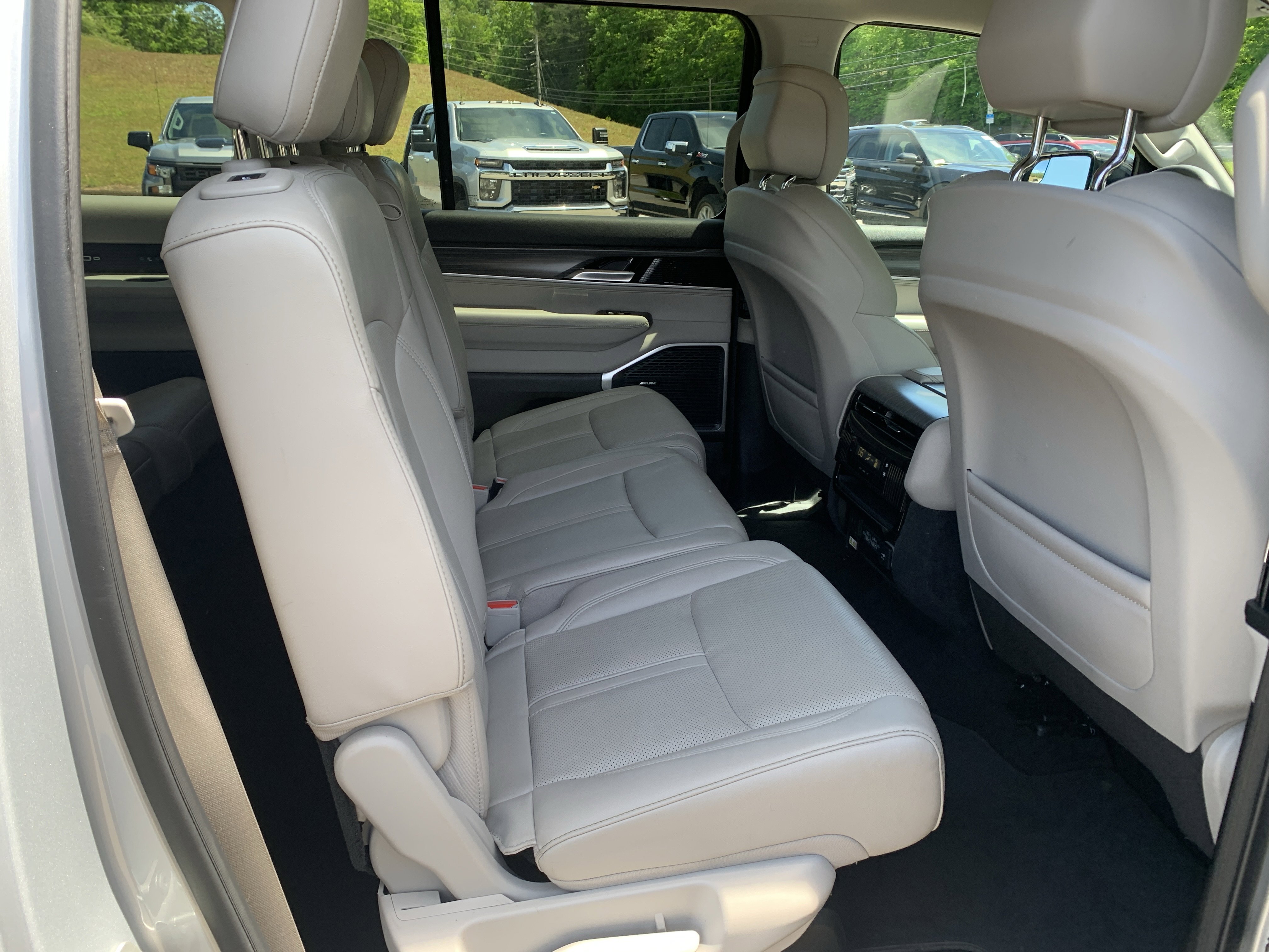 Used 2024 Jeep Wagoneer L Series II w/ Flexible Seating Group AWD/4WD image 39
