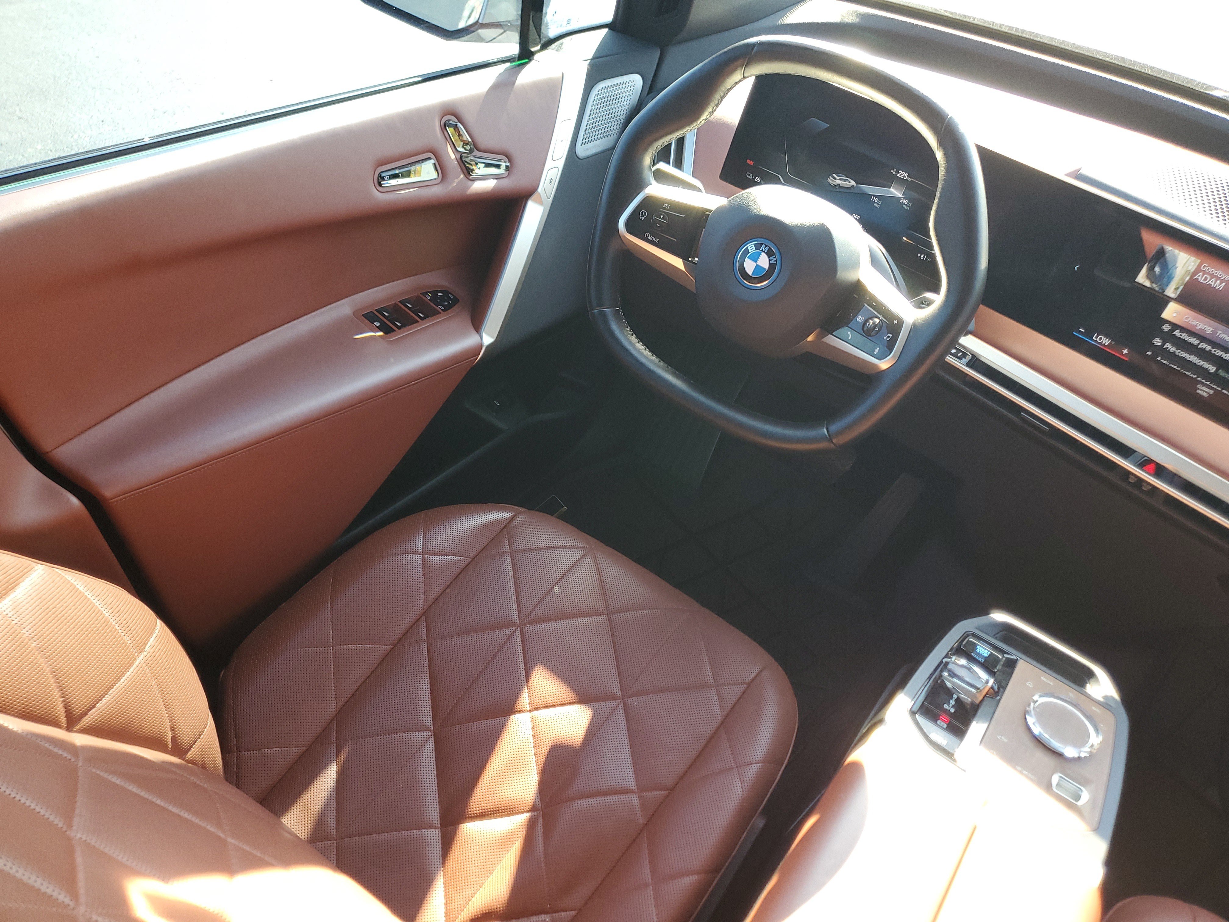 Used 2022 BMW iX xDrive50 w/ Premium Package AWD/4WD image 17