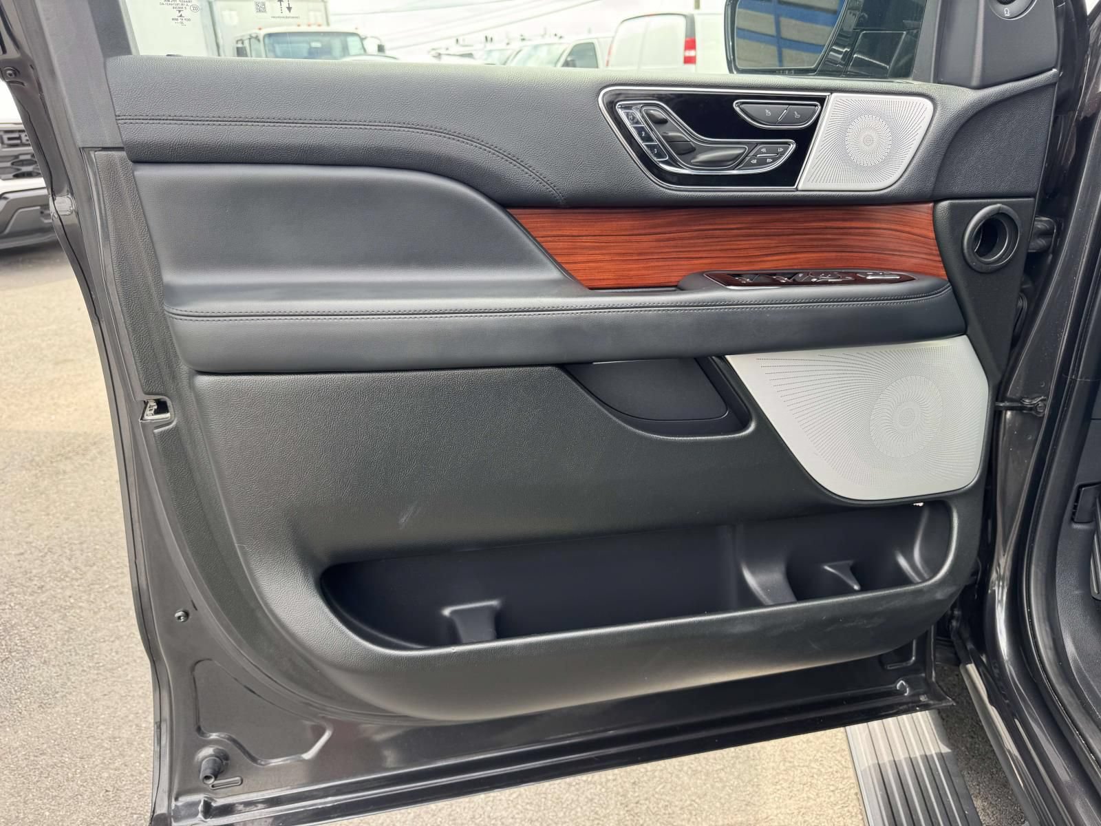 Used 2022 Lincoln Navigator Reserve AWD/4WD image 21