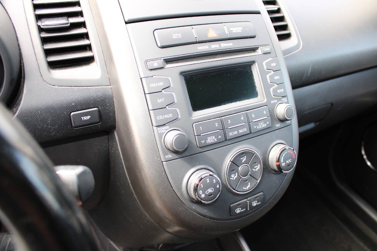 Used 2013 Kia Soul + FWD image 15