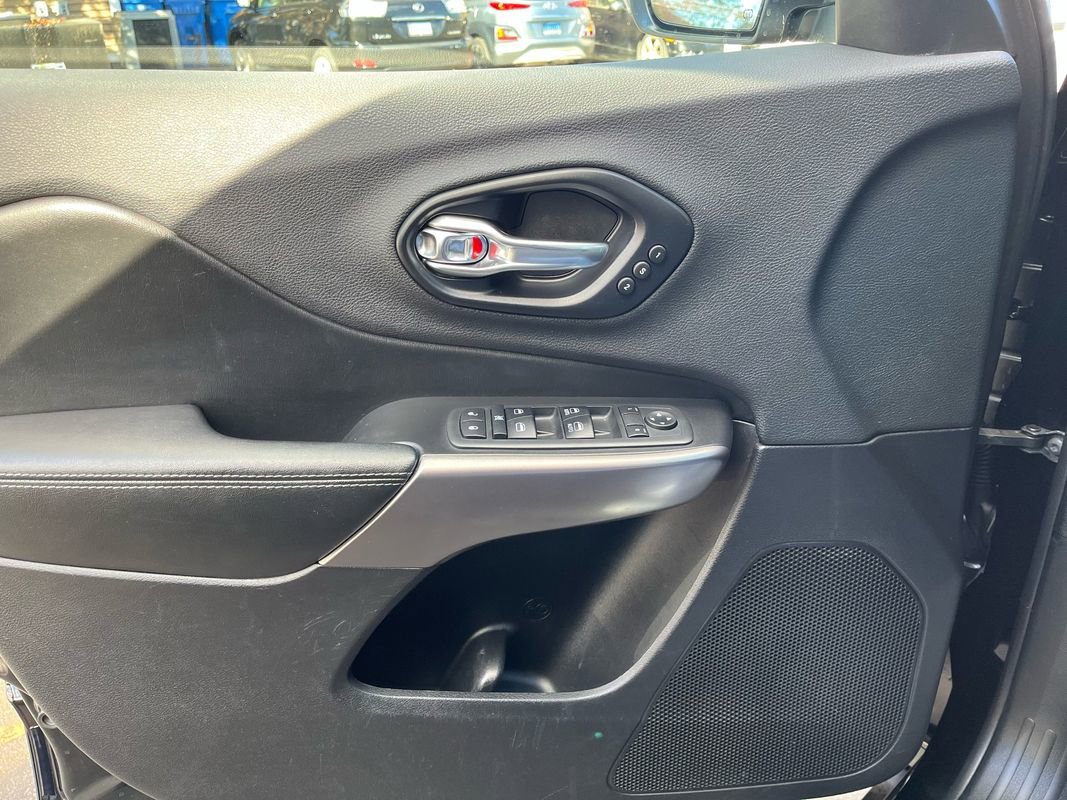 Used 2019 Jeep Cherokee Limited image 20