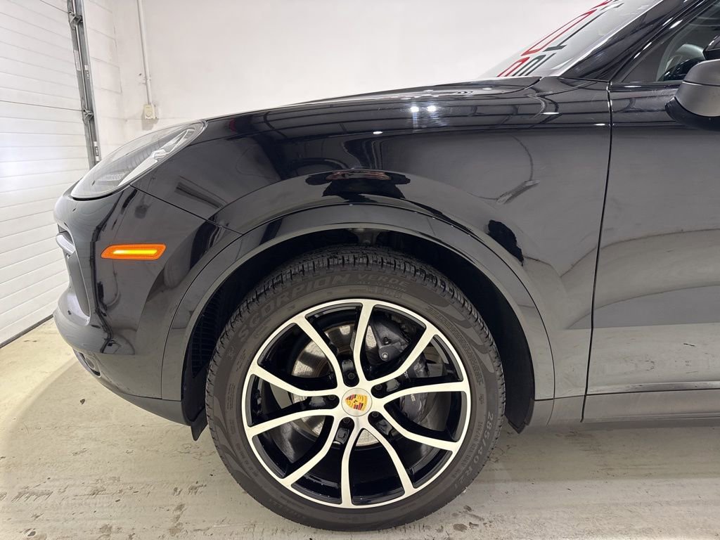 Used 2023 Porsche Cayenne w/ Premium Package AWD/4WD image 7