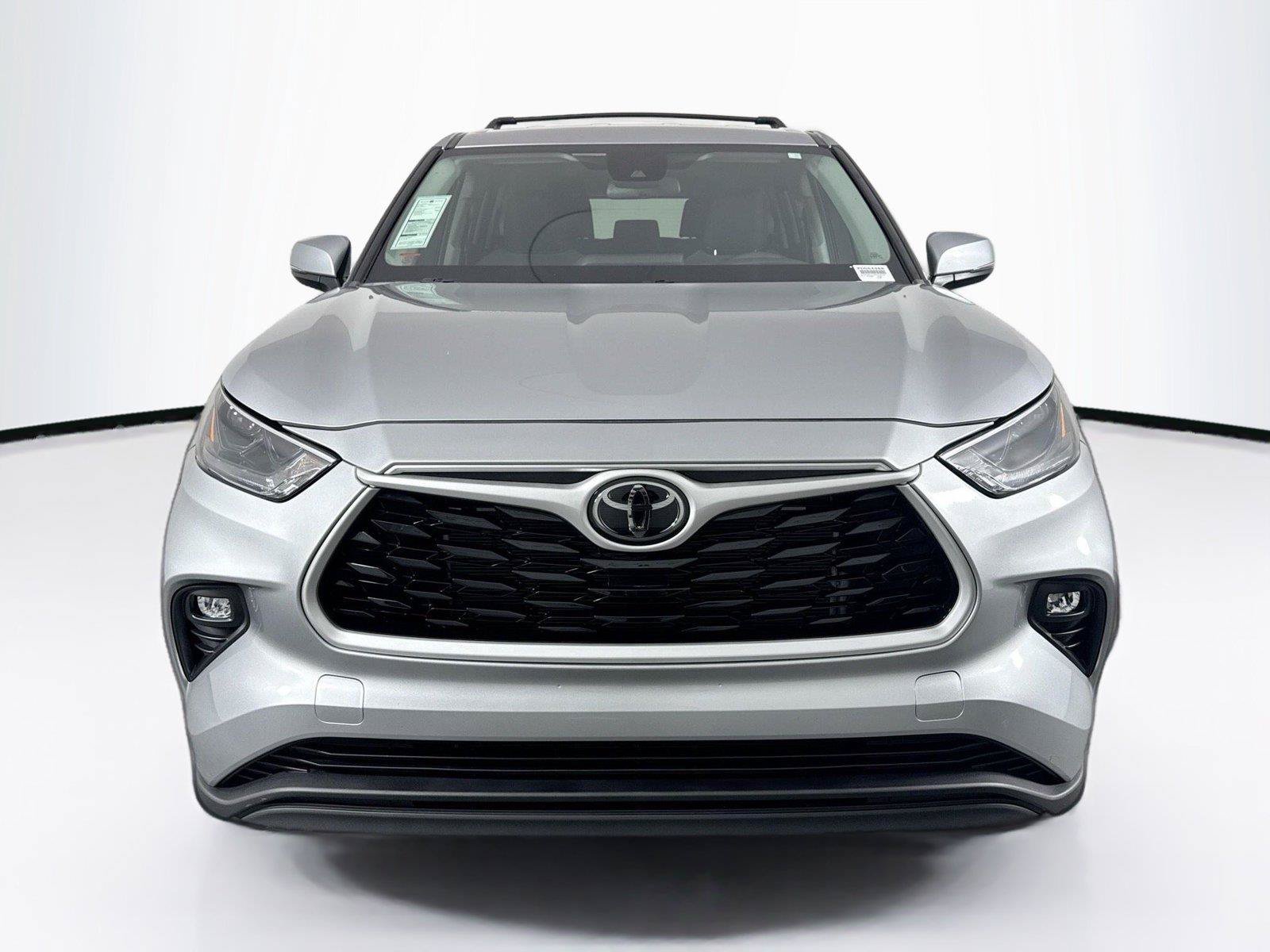 Used 2024 Toyota Highlander LE FWD image 3