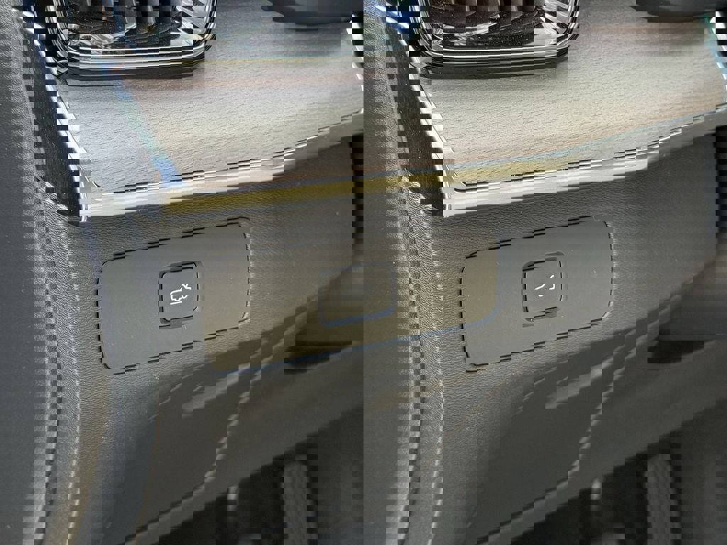 Certified 2025 Volvo XC90 B6 Plus image 18