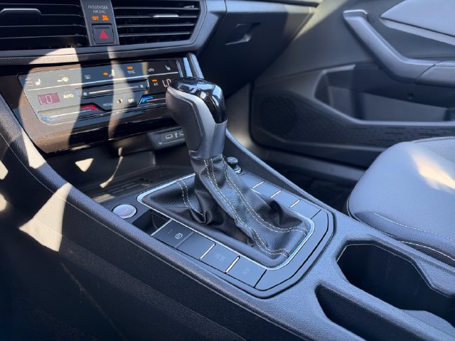Used 2025 Volkswagen Jetta SE FWD image 17